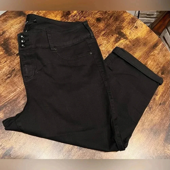 TORRID | DENIM ladies plus size black cropped denim jeans. Size: 22 - Picture 1 of 16